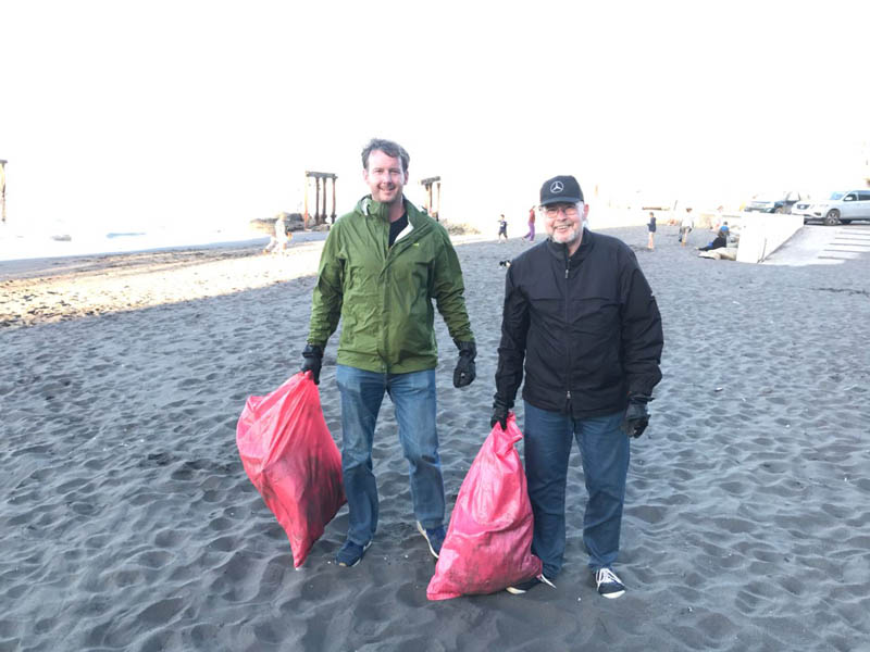 Voluntarios realizan limpieza de playa en Llico